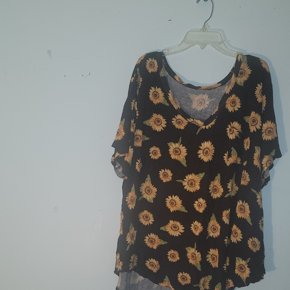 Sunflower Shirt 1x preloved EUC Unbranded has a small pouch pocket in the front